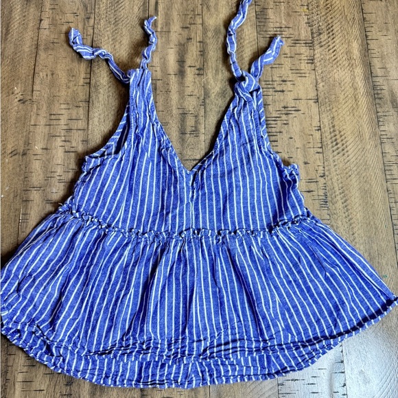 Who What Wear Tops - Who What Wear Blue and White índigo stripe sleeveles  Top sz S